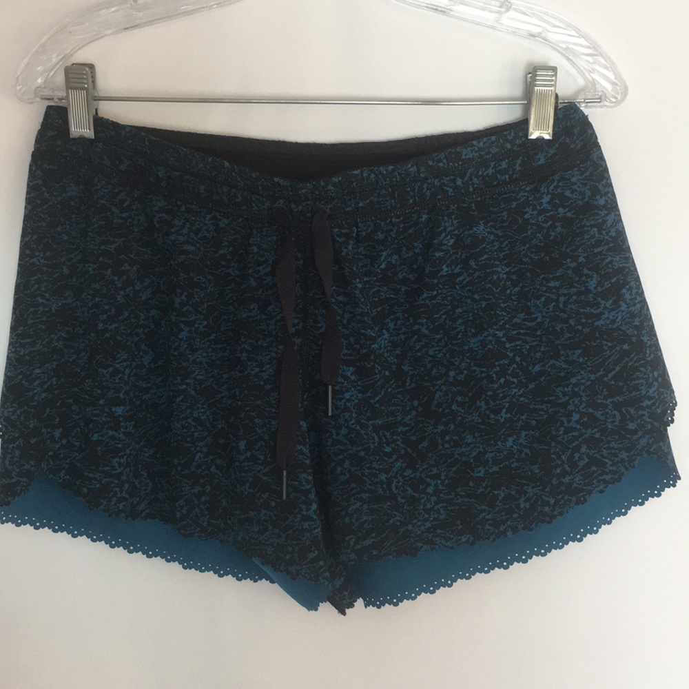 Lululemon hit it shorts size 6 blue iced wave